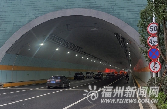 金鸡山隧道限时速50km遭疑 警方:车速过快易出事