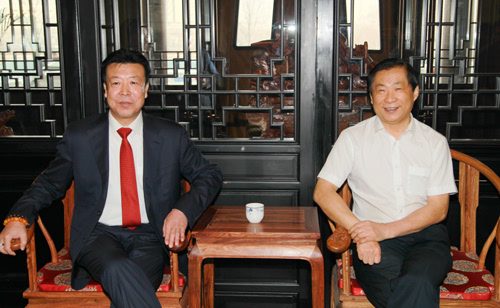 北京圣厚源酒店管理有限公司董事长李厚(左)和国画大师,慈善大使
