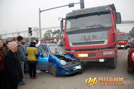 彭州市丽春镇与天桂路交叉路段发生一起车祸,一辆双桥货车与一辆