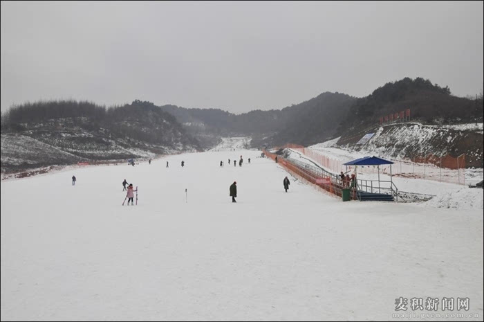 王正茂深入麦积镇红崖村和麦积山滑雪场调研