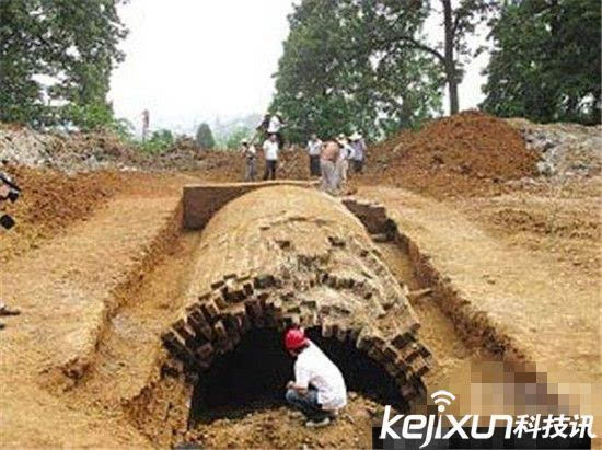 村民挖到400年古墓 打开后彻底疯狂