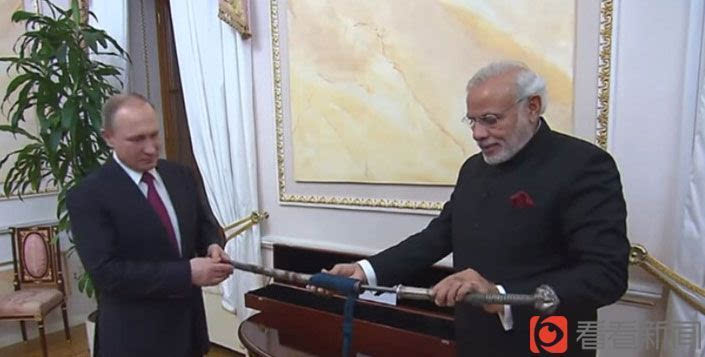 普京送给莫迪一把18世纪的长柄剑,而莫迪的礼物则颇具印度传统.