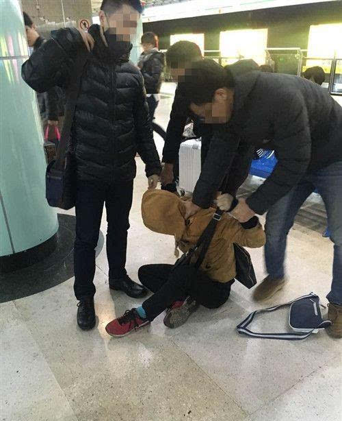 上海地铁女乘客大喊"抓小偷" 多名男乘客合力制服小偷