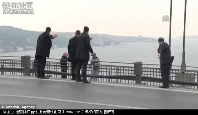 土耳其总统埃尔多安救了跳桥自杀男子一命!