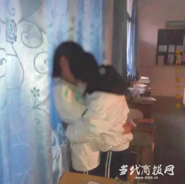 中学生平安夜教室拥吻 激情场面遭起哄无人制止