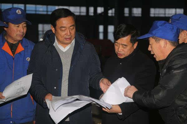 邓士君(左二)在绥棱林业局立局项目——龙林木结构公司调研.