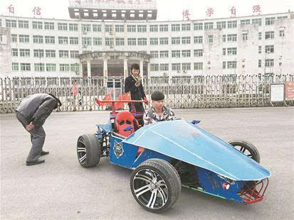 咸宁16岁男孩手工仿制原子赛车 时速可达60公