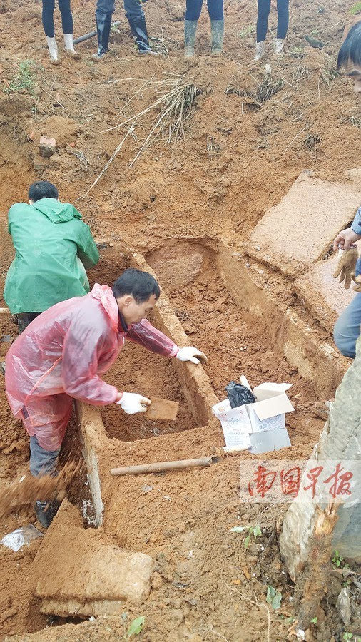 广西村民迁坟挖出明末清初石室墓 捡出部分人骨