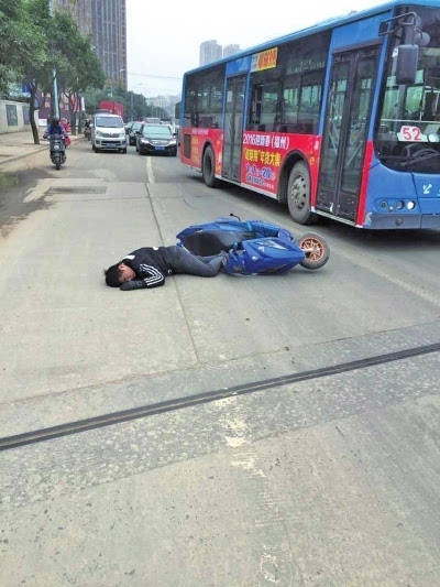 小伙子骑车太猛撞倒路人 自己磕破脑袋图