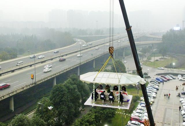 成都空中餐厅悬空30米 围观者惊呼:用生命在吃饭