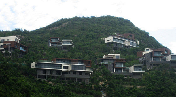 早在2008年东部华侨城天麓别墅区建成时的图像显示整体建筑风格和设计