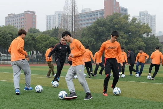 欧足联A级教练来沪培训 千名中小学校园足球教练