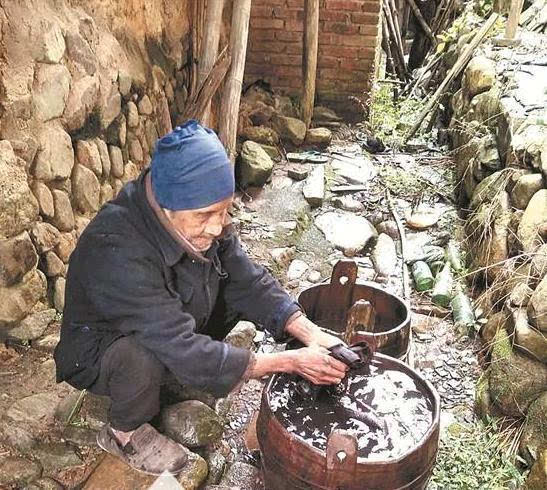 90岁失明老人独居山村70年 煮一次稀饭吃4餐把蟑螂当肉吃