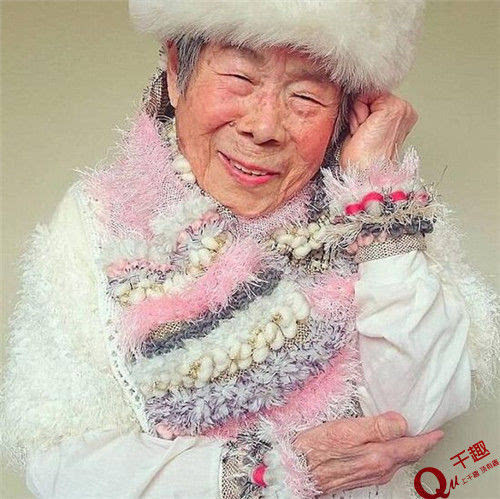 日本93岁老奶奶扮花姑娘火爆网络 有范儿!