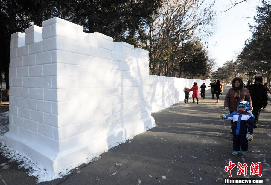 在长春市南湖公园内,形象逼真的"天安门","长城"等中国元素雪雕,吸引