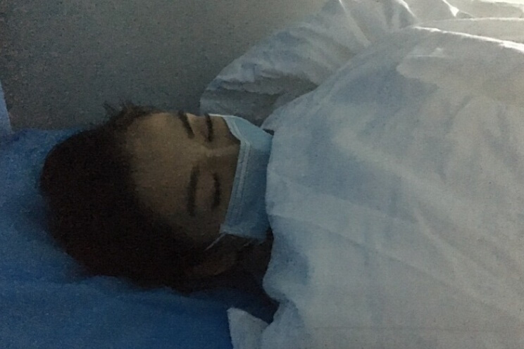 凤凰娱乐讯 1月7日晚,angelababy在微博中晒出一张生病的照片