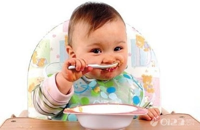成人食物并不适合2岁以下的宝宝 这你都知道吗