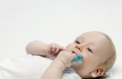 宝宝睡觉爱磨牙 家长可以尽量减少孩子惯性咀