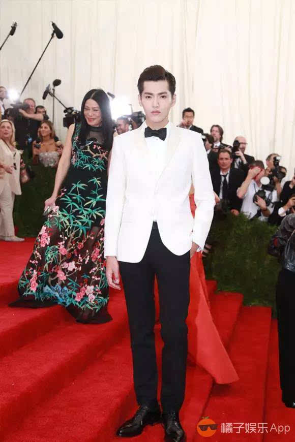 吴亦凡黑白西装现身met ball