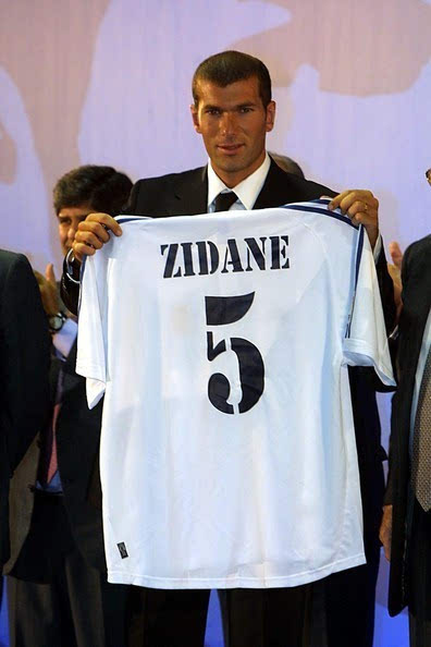 这套球衣版本属于本赛季最新款式,但是号码和姓名却是齐达内和他的5号