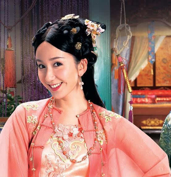 2014年,娄艺潇搭档韩栋出演古装剧《鹿鼎记》中的"建宁公主"一角.
