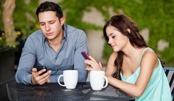 男子约会玩手机被分手 对坐仍用微信聊天感觉