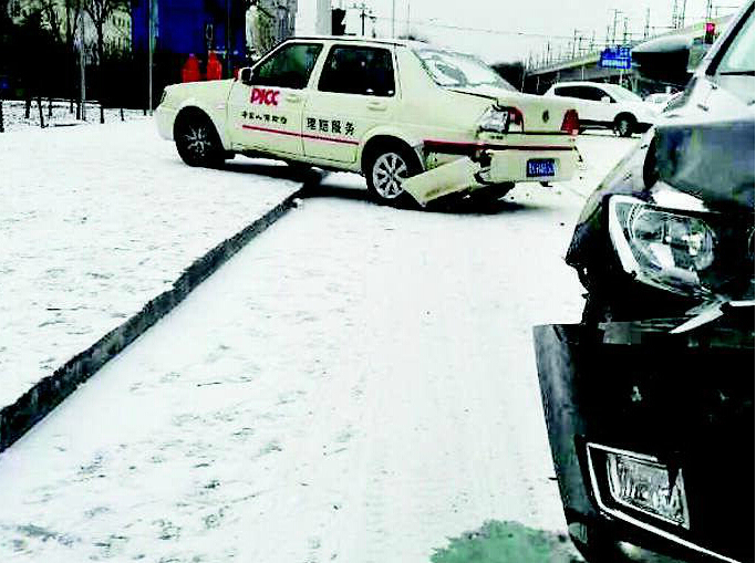 雪后路太滑 榆次车祸1 3 理赔车亦被撞