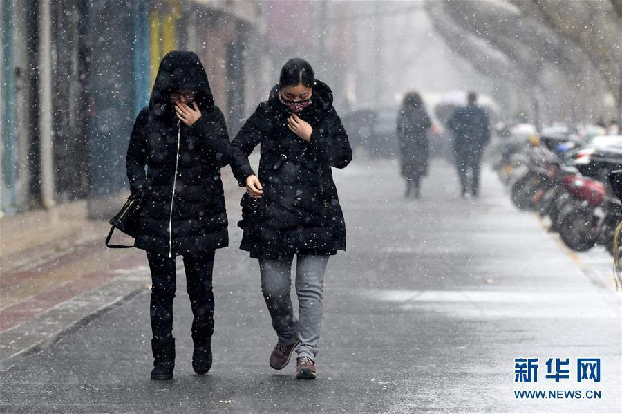 1月22日,河南省郑州市迎来2016年首场降雪天气.