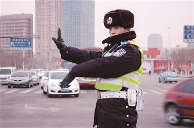 女交警寒潮中坚守一线 铿锵玫瑰风雪中更艳丽