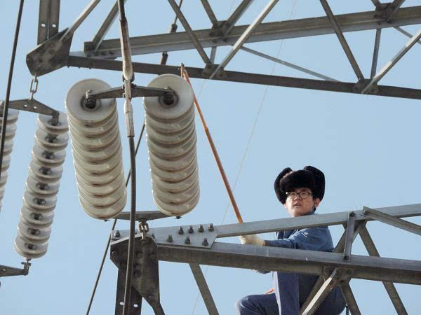 国网西宁供电公司带电检测绝缘子 确保节日线路安全