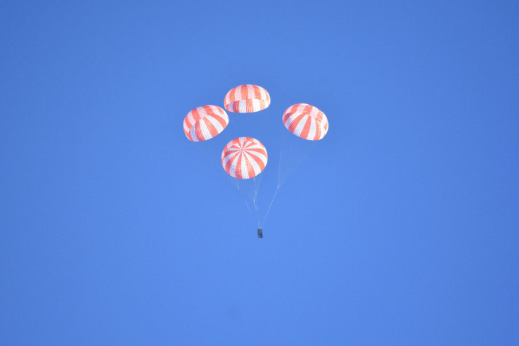 SpaceX 进行载人太空飞船的降落伞测试