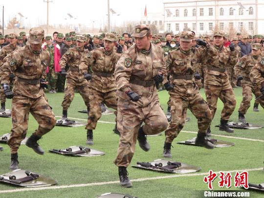 新疆兵团农场千余干部职工军训会操展兵团民兵风采(组图)