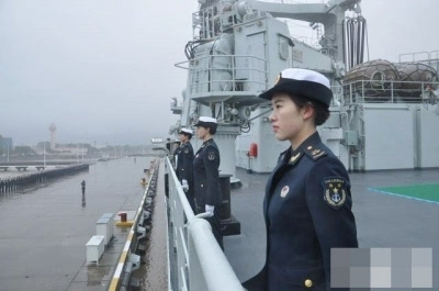 中国海军最先进综合补给舰"高邮湖"舰29日入列