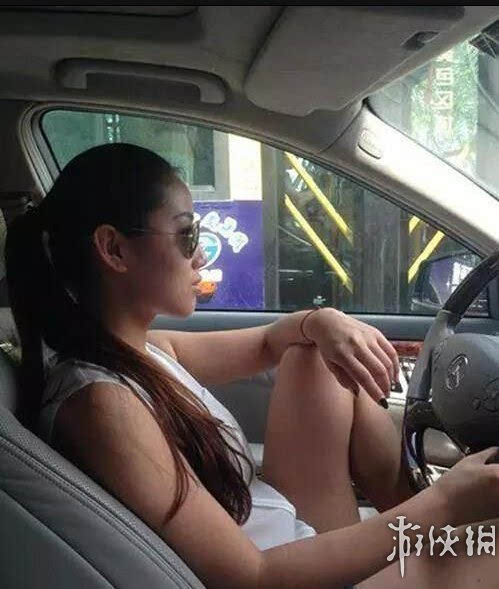 油门当刹车都不算事儿!那些年女司机惊人的开车方式