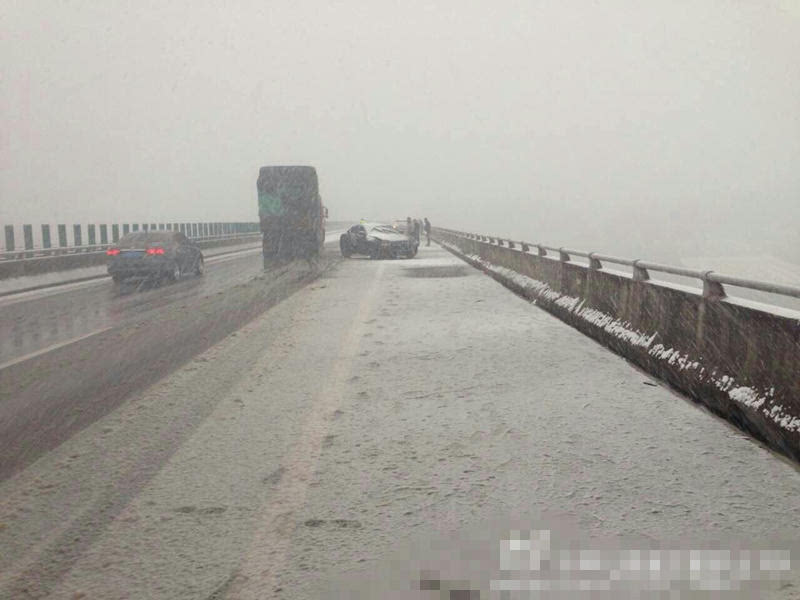 据@湖北高速交警京山大队:因为大雪和结冰,随岳高速公路中段入口