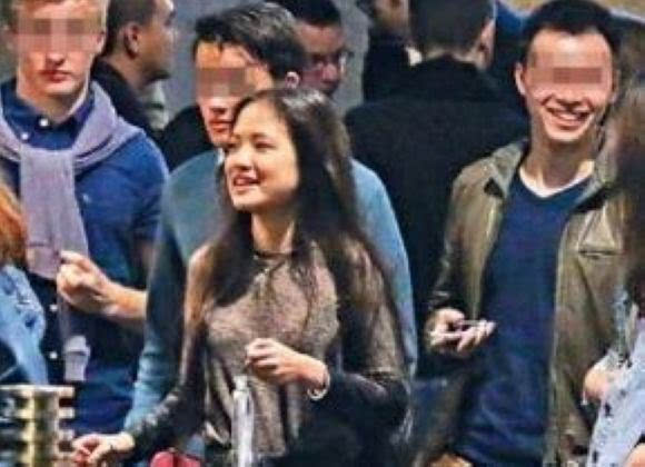 张学友女儿正面罕见曝光 五官精致亭亭玉立似母罗美薇