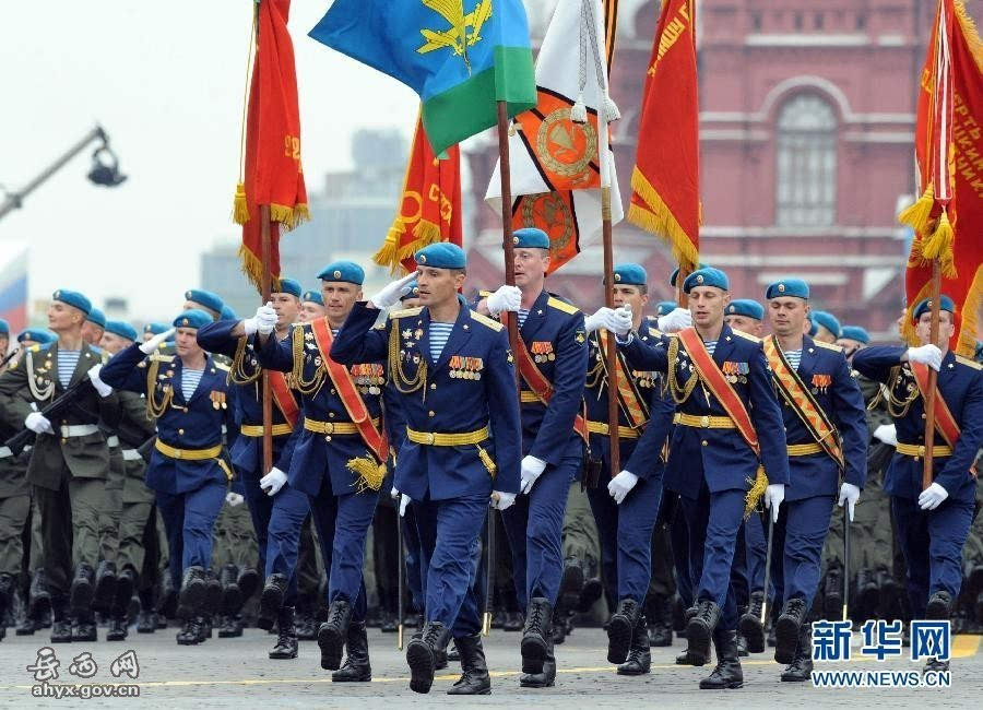 资料图:2012年5月9日,俄罗斯士兵在首都莫斯科红场参加阅兵式.