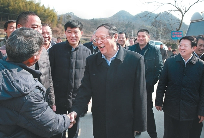 2月6日,省委书记王学军深入六安市金寨县梅山镇汪冲村回访慰问,向乡亲