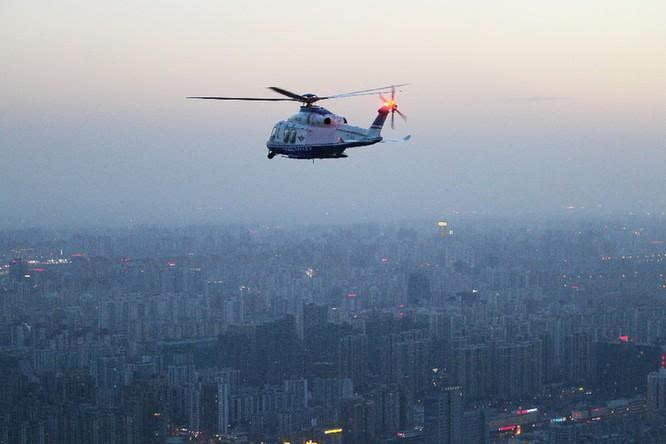 北京警方警用直升机在空中为市民平安过年保驾护航