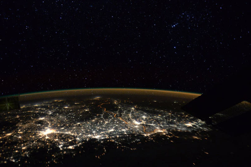 太空俯瞰地球:伦敦灯火辉煌夜景震撼迷人