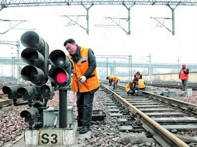 铁路信号工在维修出站信号机和道岔.本报记者 闫汇芳摄