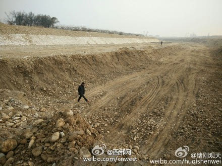 西安曝有人趁春节放假毁堤挖沙 报警无人管