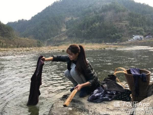 河边洗衣 上山砍柴 路边摊觅食 回乡后的沈梦辰简直real接地气