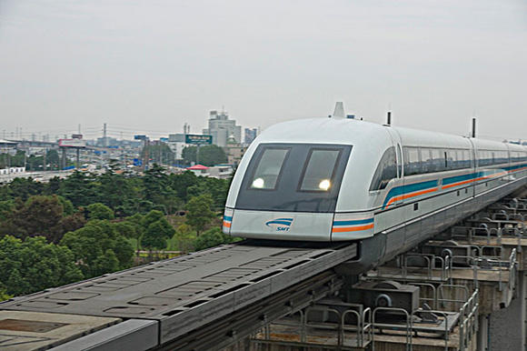 图片说明:上海磁悬浮列车
