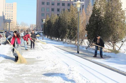 巴彦淖尔市气象局全体职工节后义务扫雪