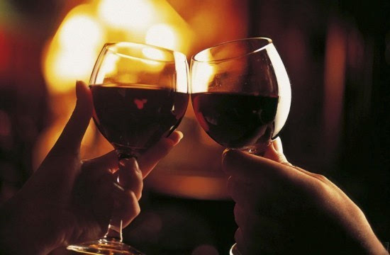 两个人一瓶红酒 让时光定格在浪漫的夜