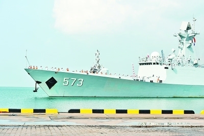 "柳州"号导弹护卫舰在兰乍邦港靠岸.新华社发