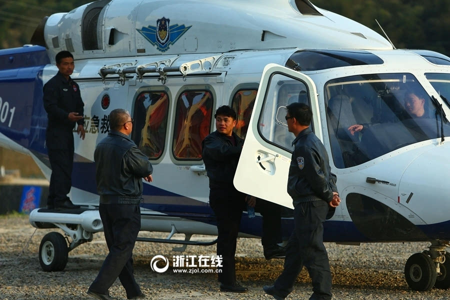 浙江省公安警务航空队的直升机不间断在村庄上空巡逻东阳红十字会成员