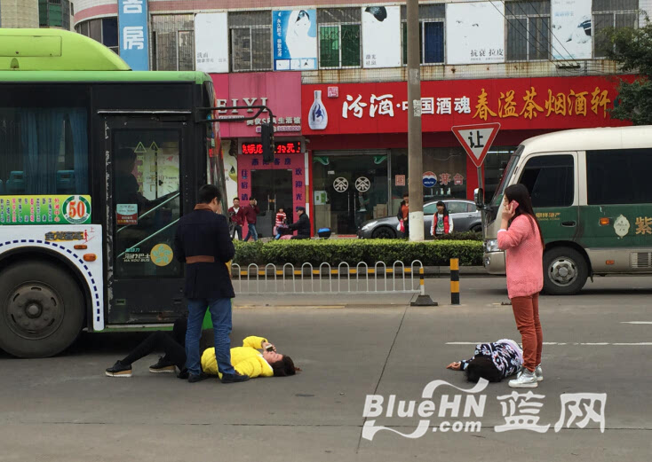 2女1男因感情纠纷海口街头争吵 横躺马路撒泼