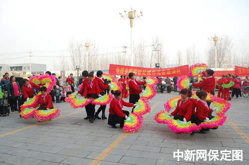 保定望都县举办春节花会汇演 活跃群众文化生
